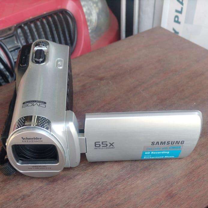 Samsung Varioplan 65x video camcorder with memory card by Schneider Kreuznach