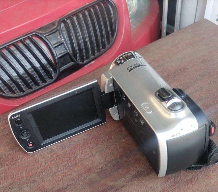Samsung Varioplan 65x video camcorder with memory card by Schneider Kreuznach