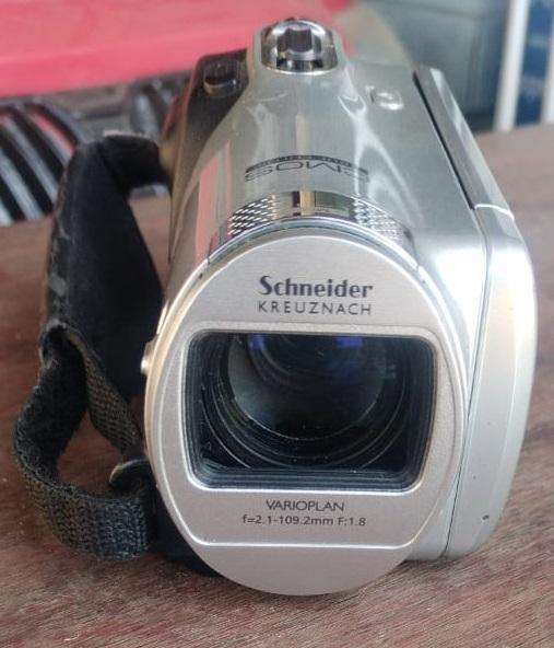 Samsung Varioplan 65x video camcorder with memory card by Schneider Kreuznach
