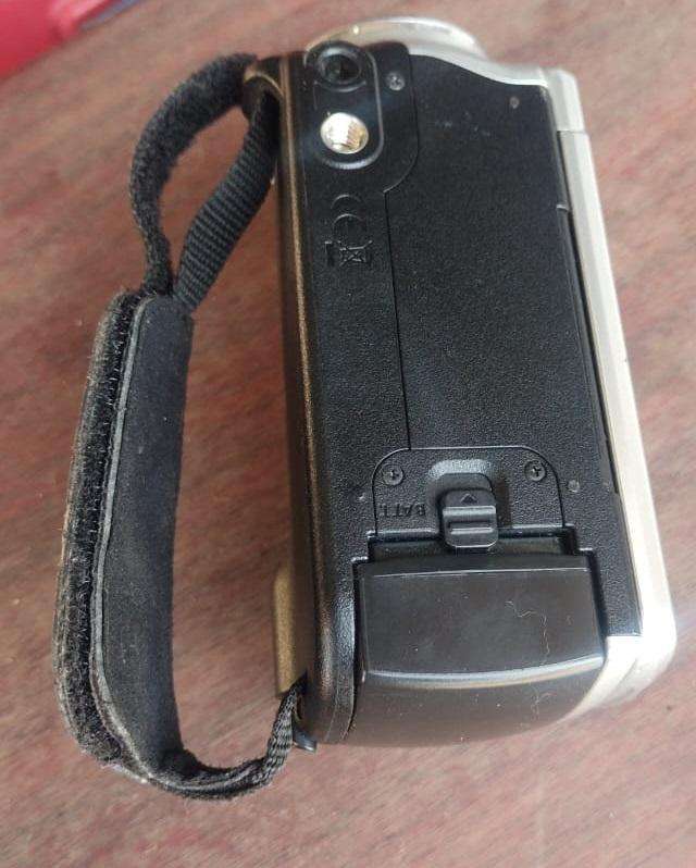 Samsung Varioplan 65x video camcorder with memory card by Schneider Kreuznach