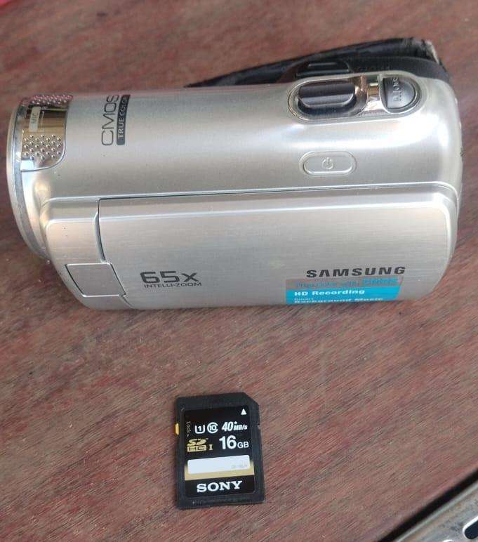 Samsung Varioplan 65x video camcorder with memory card by Schneider Kreuznach