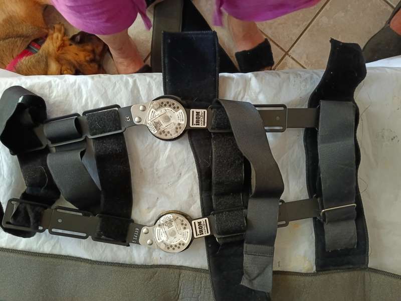 1 x black left leg knee and leg brace