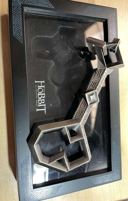 The Hobbit : Movie prop replica - Thorins key to the back door of Erebor in Presentation Box