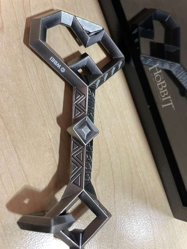 The Hobbit : Movie prop replica - Thorins key to the back door of Erebor in Presentation Box