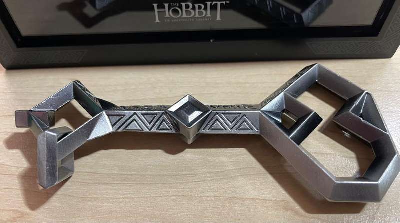 The Hobbit : Movie prop replica - Thorins key to the back door of Erebor in Presentation Box
