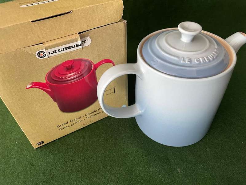Le Creseut Grand Teapot