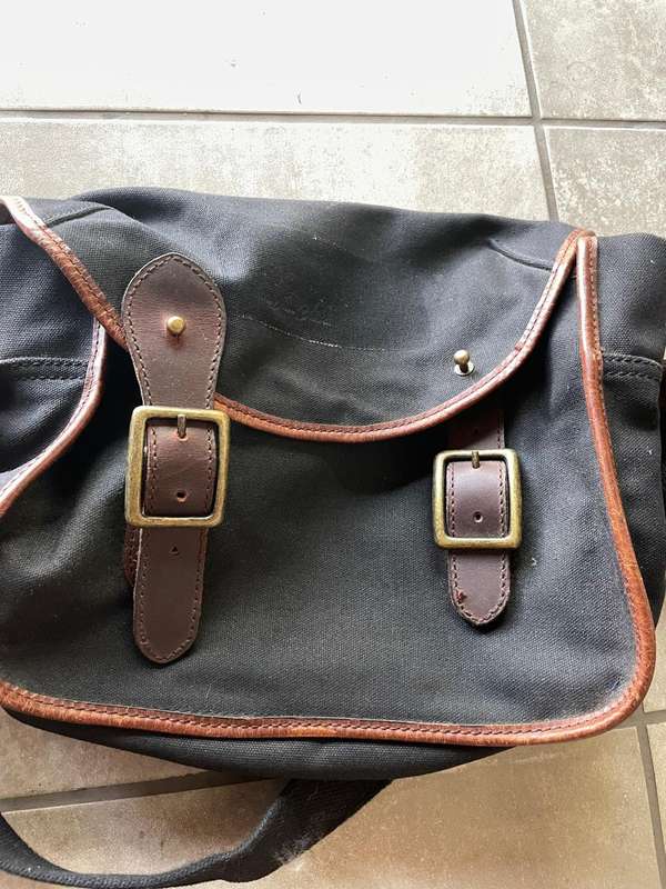 Shoulder Bag - Melville & Moon Bag - its in super good condition - its TRENDY