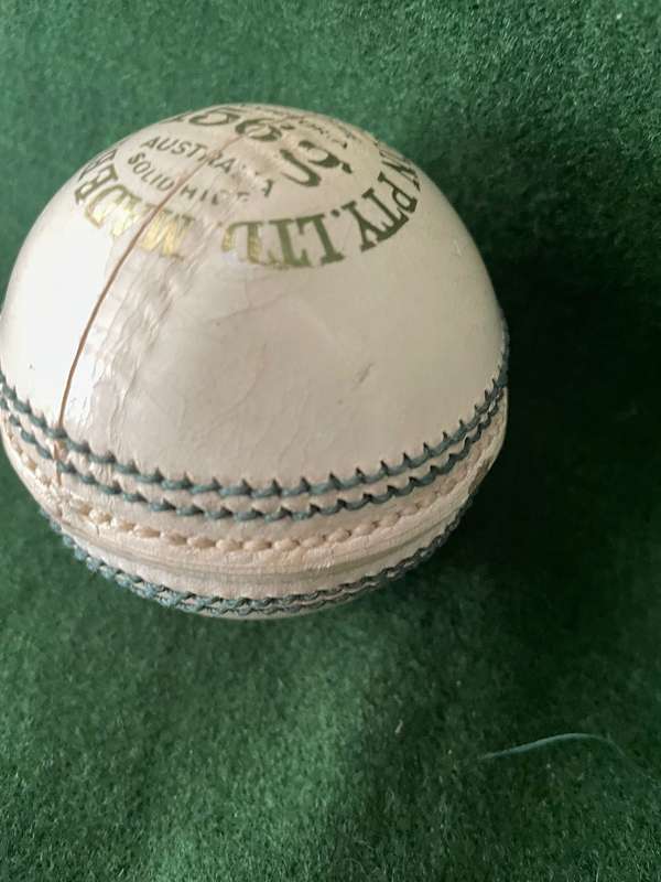 Sporting Memorabilia : Cricket Ball signed by the Legend Jacque Kallis - excellent condition