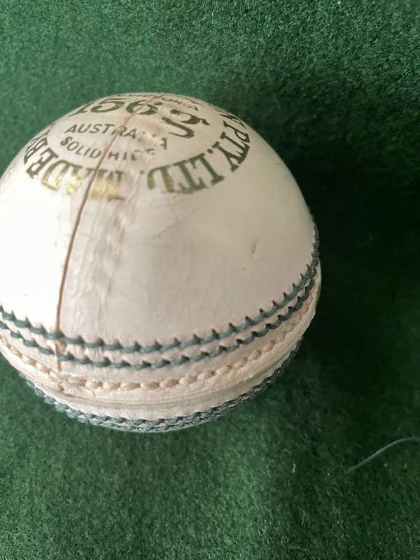 Sporting Memorabilia : Cricket Ball signed by the Legend Jacque Kallis - excellent condition