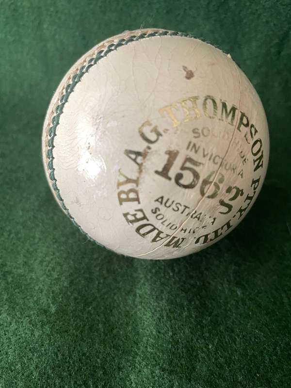 Sporting Memorabilia : Cricket Ball signed by the Legend Jacque Kallis - excellent condition