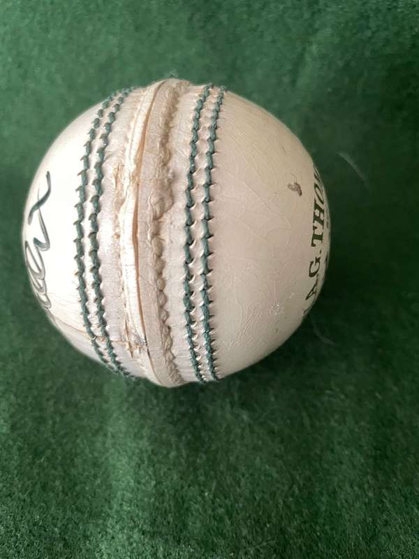 Sporting Memorabilia : Cricket Ball signed by the Legend Jacque Kallis - excellent condition