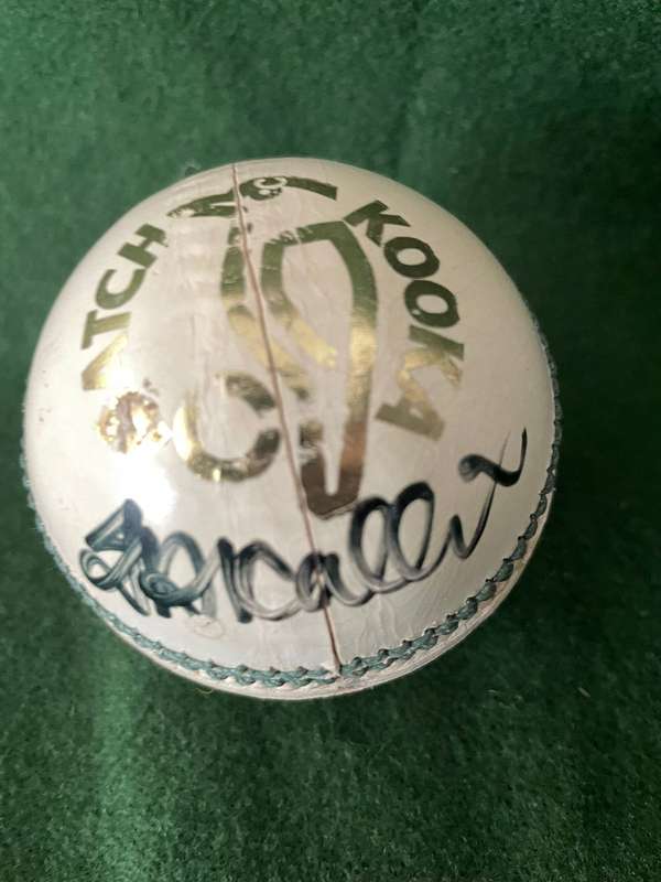 Sporting Memorabilia : Cricket Ball signed by the Legend Jacque Kallis - excellent condition