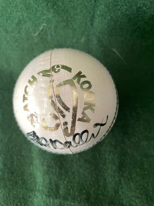 Sporting Memorabilia : Cricket Ball signed by the Legend Jacque Kallis - excellent condition