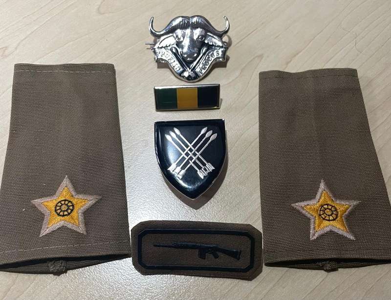 SADF : 32 Battalion Bundle : 2 x LT Rank / beret Badge / Flash & Infantry Beret Balkie etc