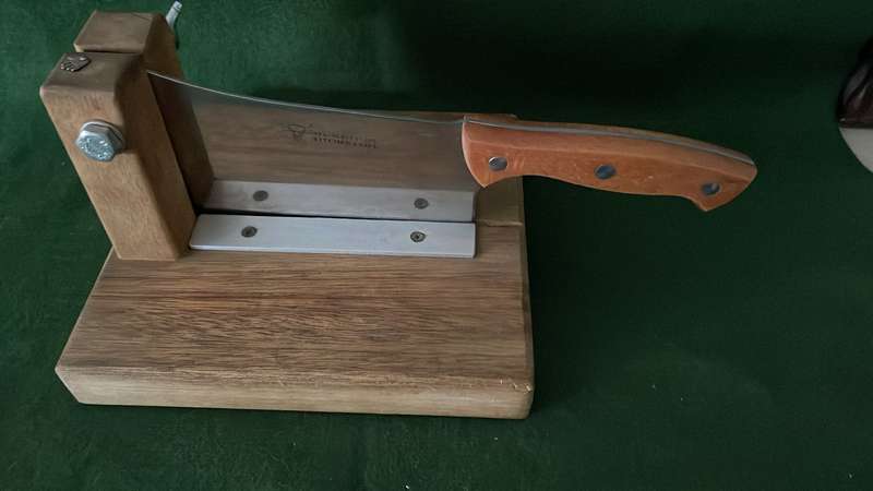 Beautiful wooden biltong cutter - sharp item - sturdy - good condition