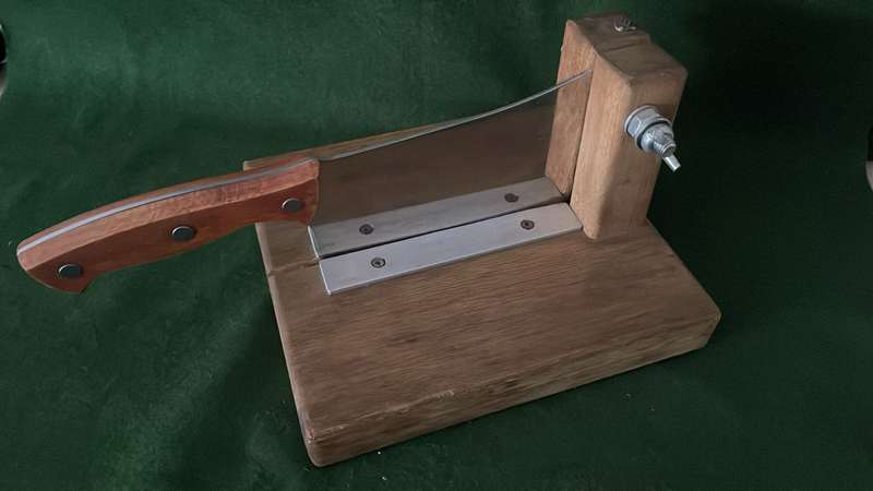 Beautiful wooden biltong cutter - sharp item - sturdy - good condition