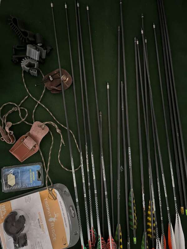 Archery Bow Hunting : Job lot of arrows / leather gloves and other accessories for Archery