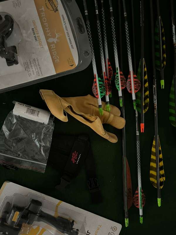 Archery Bow Hunting : Job lot of arrows / leather gloves and other accessories for Archery