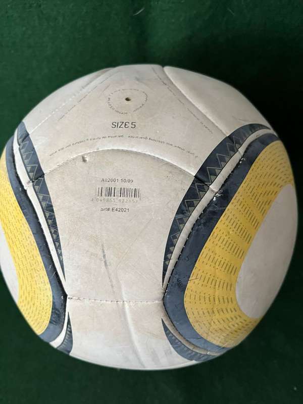 World Cup Soccer Ball: Adidas :2010 Jabulani replica playing ball - good condition