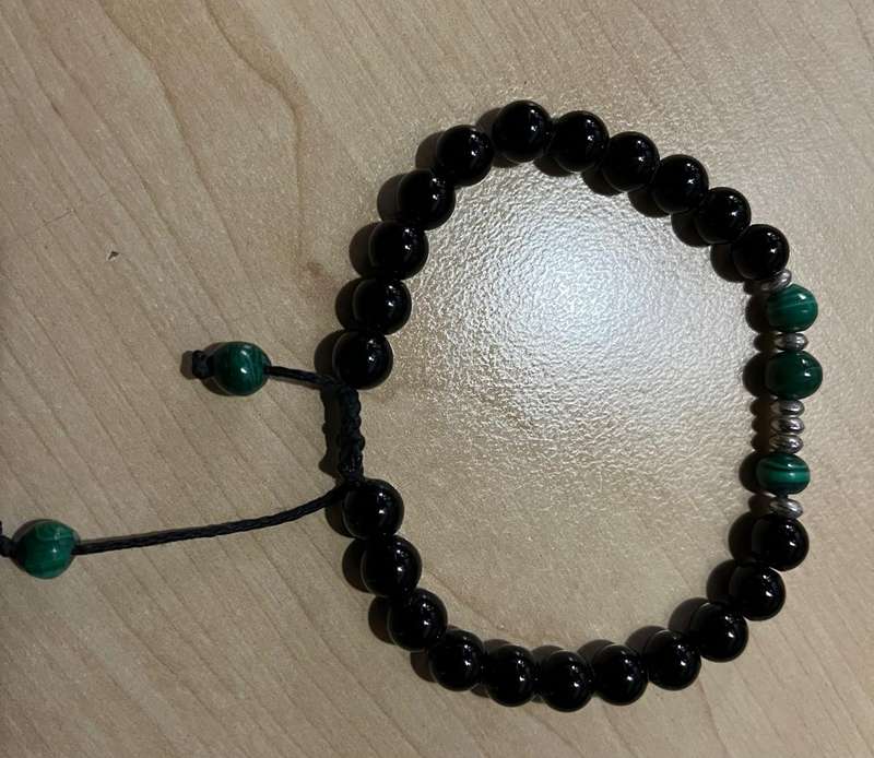 Onyx stone bracelet - beautiful adjustable onyx bracelet - great condition