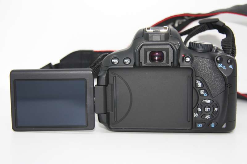 CANON EOS 650D, 18MP DSLR ,FULL HD MOVIES, 18-55MM III ZOOM LENS AND CANON BAG