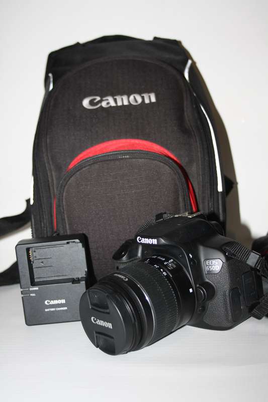 CANON EOS 650D, 18MP DSLR ,FULL HD MOVIES, 18-55MM III ZOOM LENS AND CANON BAG