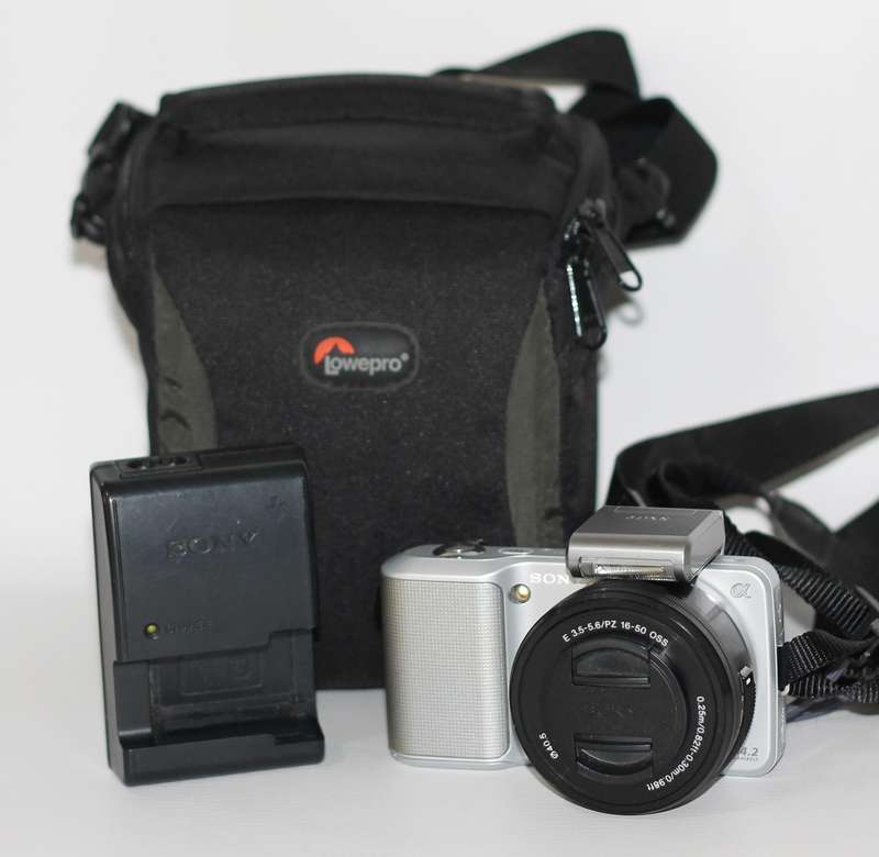 Sony Alpha NEX-3 Digital Camera 14.2MP With Sony E 16-50mm f/3.5-5.6 OSS PZ