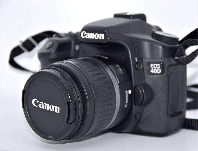 Canon EOS 40D 10.1MP Digital SLR Camera with EF 18-55mm Canon Zoom Lens IN VERY GOOD CONDITION