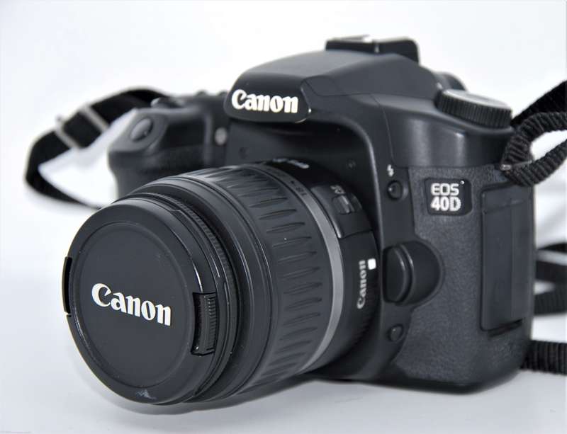 Canon EOS 40D 10.1MP Digital SLR Camera with EF 18-55mm Canon Zoom Lens IN VERY GOOD CONDITION