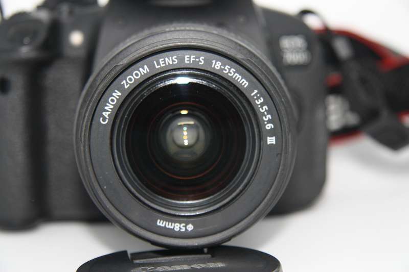 CANON 700D 18MP DIGITAL CAMERA . WITH 18-55MM III ZOOM LENS