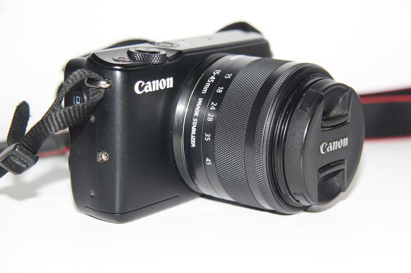 Canon EOS M10 Mirrorless Camera + 15-45mm EF-M Lens