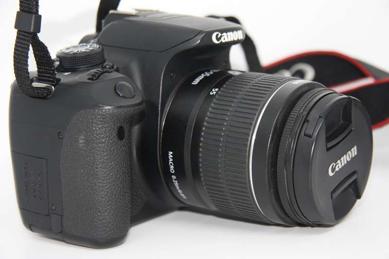 CANON 700D 18MP DIGITAL CAMERA . WITH 18-55MM III ZOOM LENS