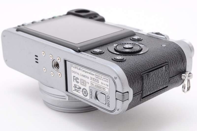 Fujifilm X100S 16 MP Digital Camera with 2.8-Inch LCD (Silver)