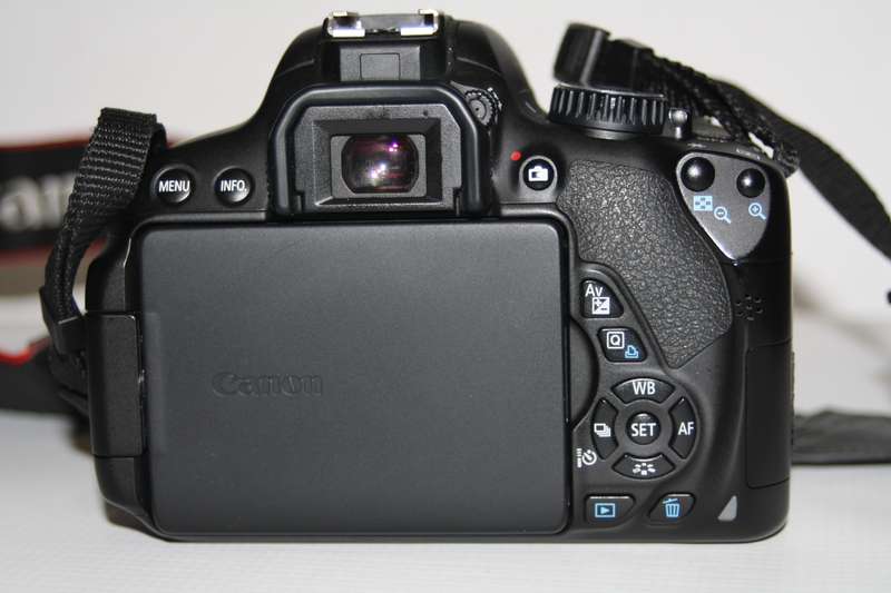 CANON EOS 650D, 18MP DSLR ,FULL HD MOVIES, 18-55MM III ZOOM LENS AND CANON BAG