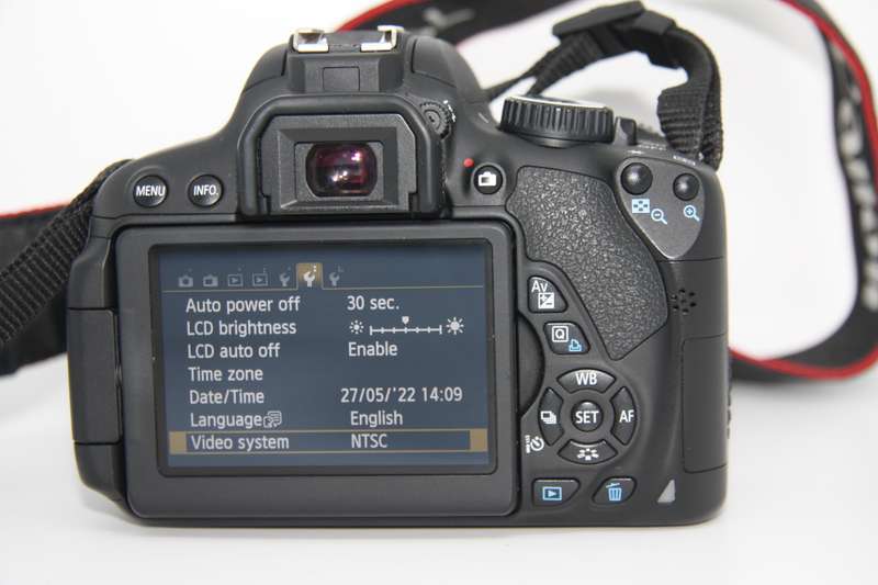 CANON EOS 650D, 18MP DSLR ,FULL HD MOVIES, 18-55MM III ZOOM LENS AND CANON BAG