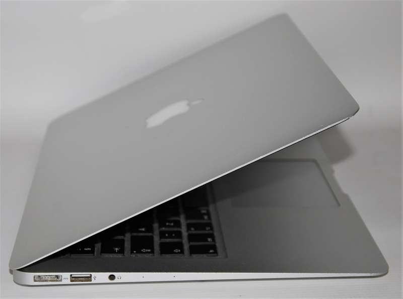 MACBOOK AIR ,CORE I5-4260U,1.40GHz,4GB RAM ,256GB SSD WITH MICROSOFT OFFICE , FINAL CUT PRO , ADOBE