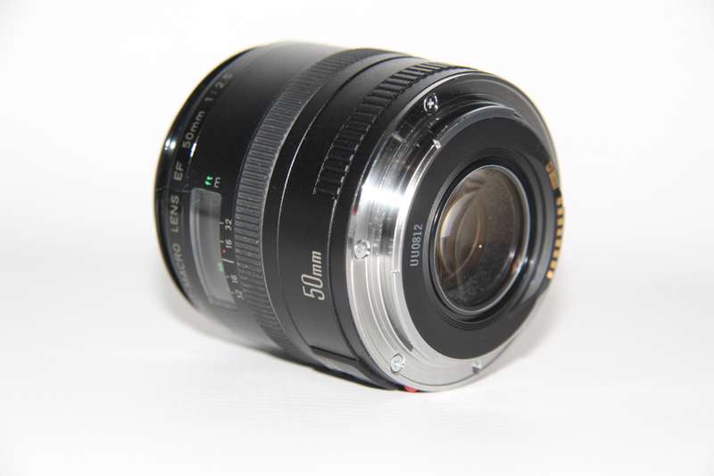 Canon EF 50mm f/2.5 Compact Macro