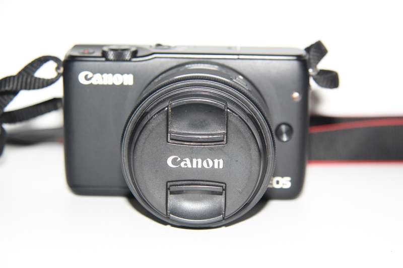 Canon EOS M10 Mirrorless Camera + 15-45mm EF-M Lens