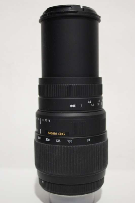 Sigma 70-300mm f/4-5.6 DG Macro Lens for NIKON EOS WITH LENS HOOD
