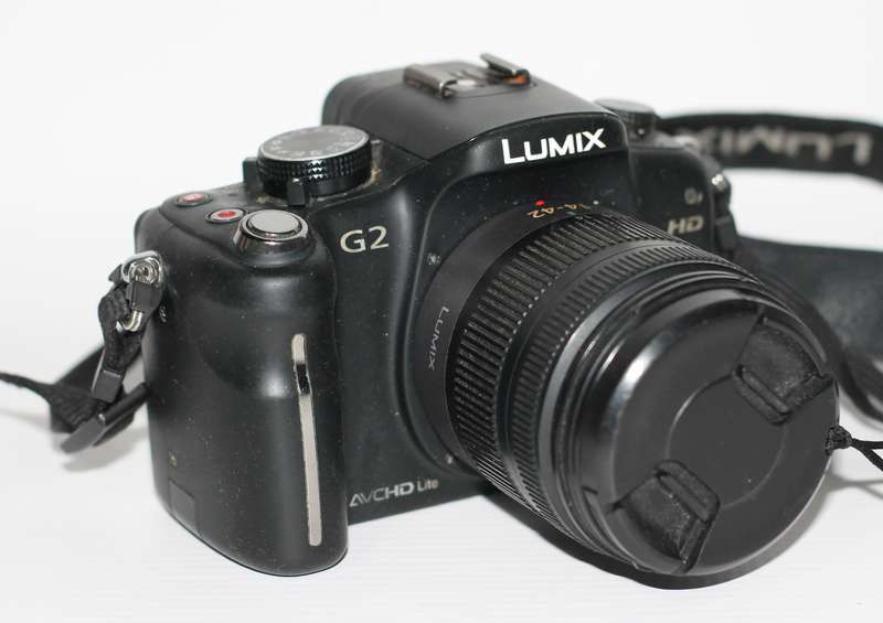 Panasonic Lumix DMC-G2 12.1 MP Live MOS Mirrorless Camera Touch Screen LCD and 14-42mm Lumix G Lens