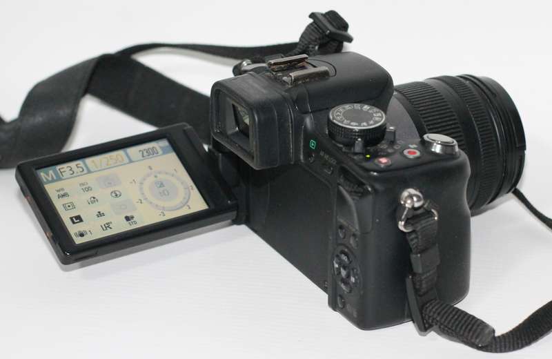 Panasonic Lumix DMC-G2 12.1 MP Live MOS Mirrorless Camera Touch Screen LCD and 14-42mm Lumix G Lens
