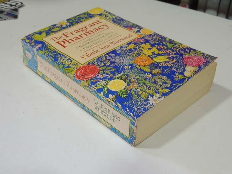 The Fragrant Pharmacy - A Complete Guide To Aromatherapy & Essential Oils - Valerie Ann Worwood