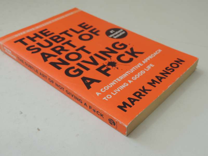 The Subtle Art Of Not Giving A F*ck: A Counterintuitive Approach To Living A Good Lie - Mark Manson