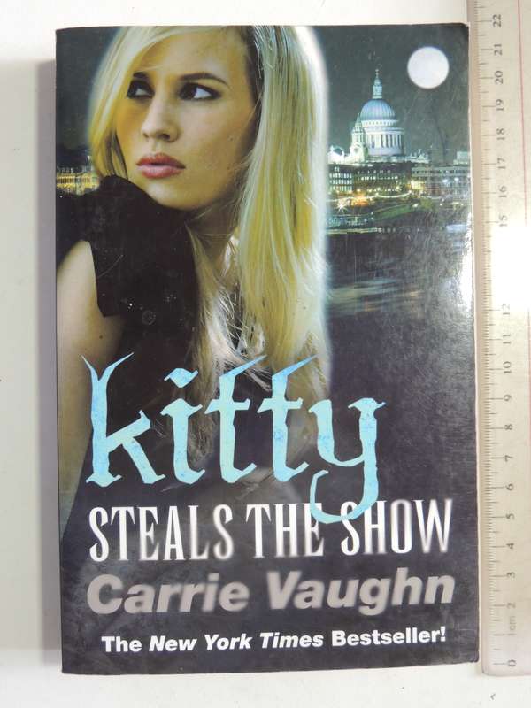 Kitty Steals The Show- Carrie Vaughn