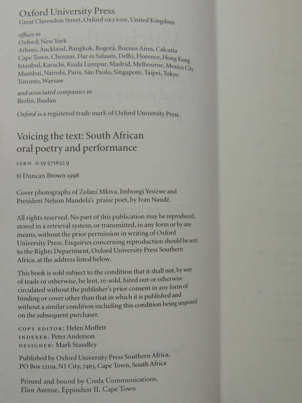Voicing The Text: South African Oral Poetry And Performance - Duncan Brown