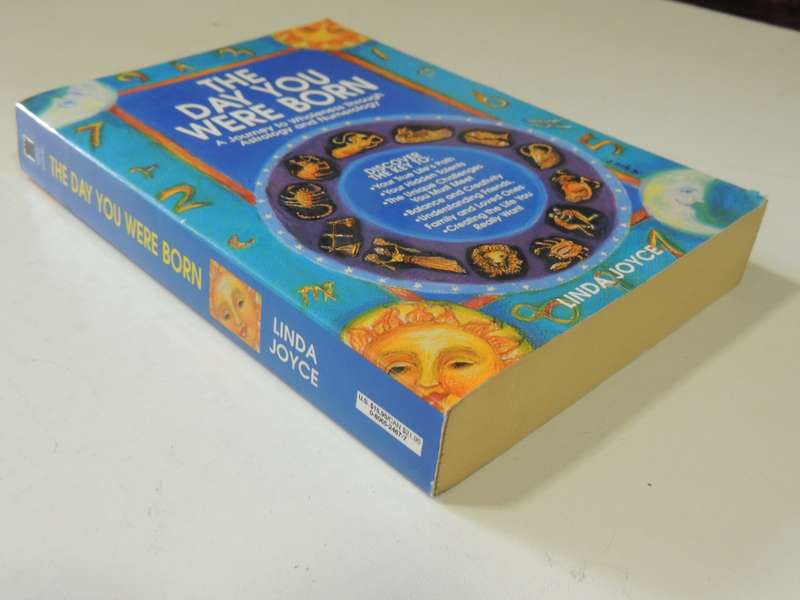 The Day You Were Born: A Journey To Wholeness Through Astrology And Numerology - Linda Joyce