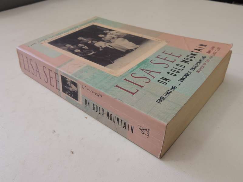 On Gold Mountain: The One Hundred Year Odyssey Of My Chinese-American Family - Lisa See