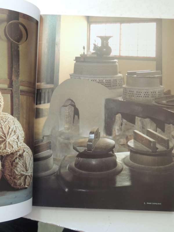 Japanese Detail: Traditional Table And Kitchenware - Sadao Hibi