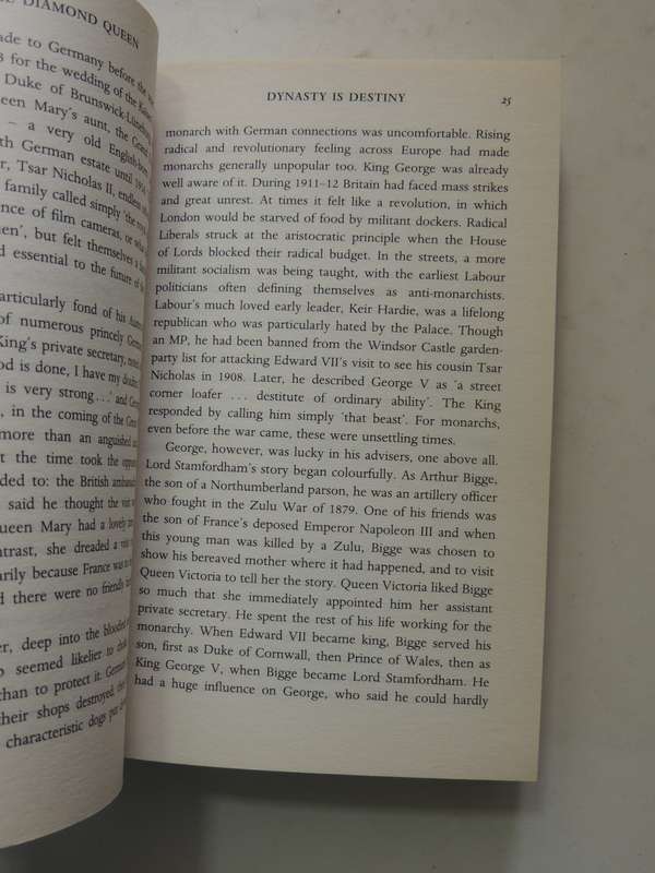 The Diamond Queen: Elizabeth II And Her People - Andrew Marr