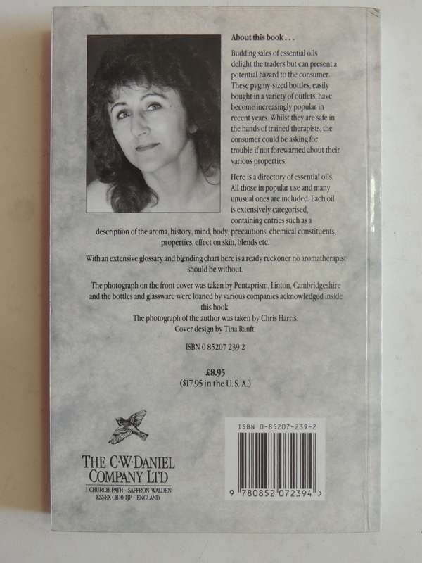 The Directory Of Essential Oils - Wanda Sellar